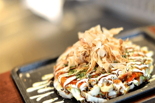 Món ăn vặt Nhật Bản: Hãy thưởng thức những món ăn vặt Nhật Bản hấp dẫn nhất với vô vàn lựa chọn từ bánh tráng cuộn, ramen, takoyaki đến trái cây khô và tôm khô. Hãy cùng khám phá hương vị độc đáo này!