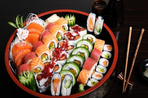 Sashimi: Món ăn Sashimi được biết đến với hương vị tươi ngon và giữ được hầu hết giá trị dinh dưỡng của cá tươi. Cùng thưởng thức món này tại nhà hàng Nhật Bản sang trọng để trải nghiệm những giá trị này.
